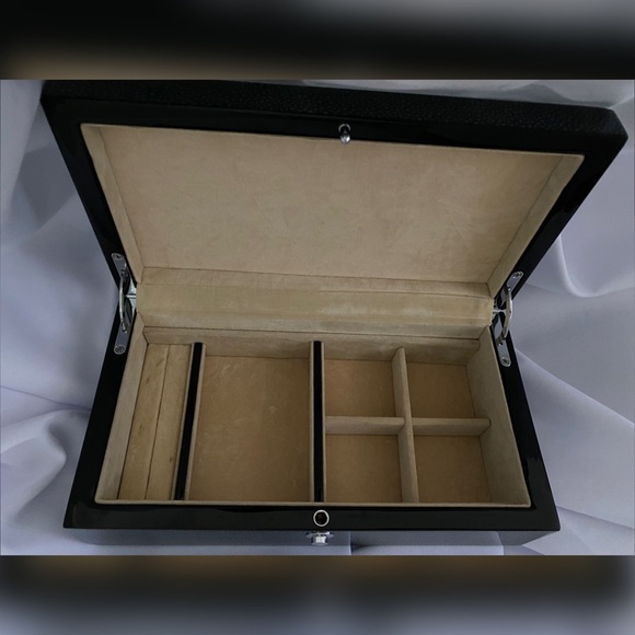 Lacquered Jewelry Box - Picture 6 of 7